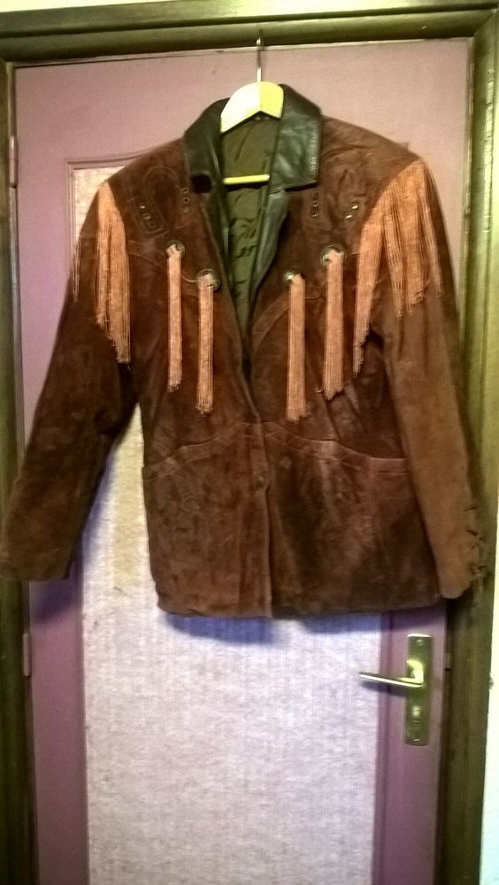 VESTE COUNTRY CUIR 
ELEGANTE VESTE COUNTRY 
TAILLE 44 Vêtements