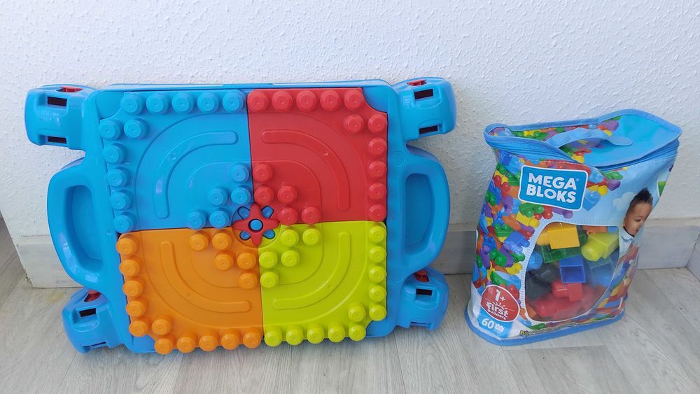 Table Mega Bloks avec ses briques + sac de 60 briques suppl&eacute;mentaires Jeux / jouets