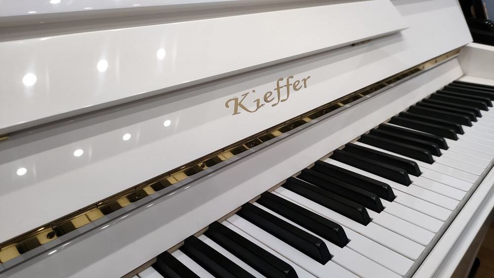 Piano droit d'occasion Kieffer UP-110 Blanc laqu&eacute; 