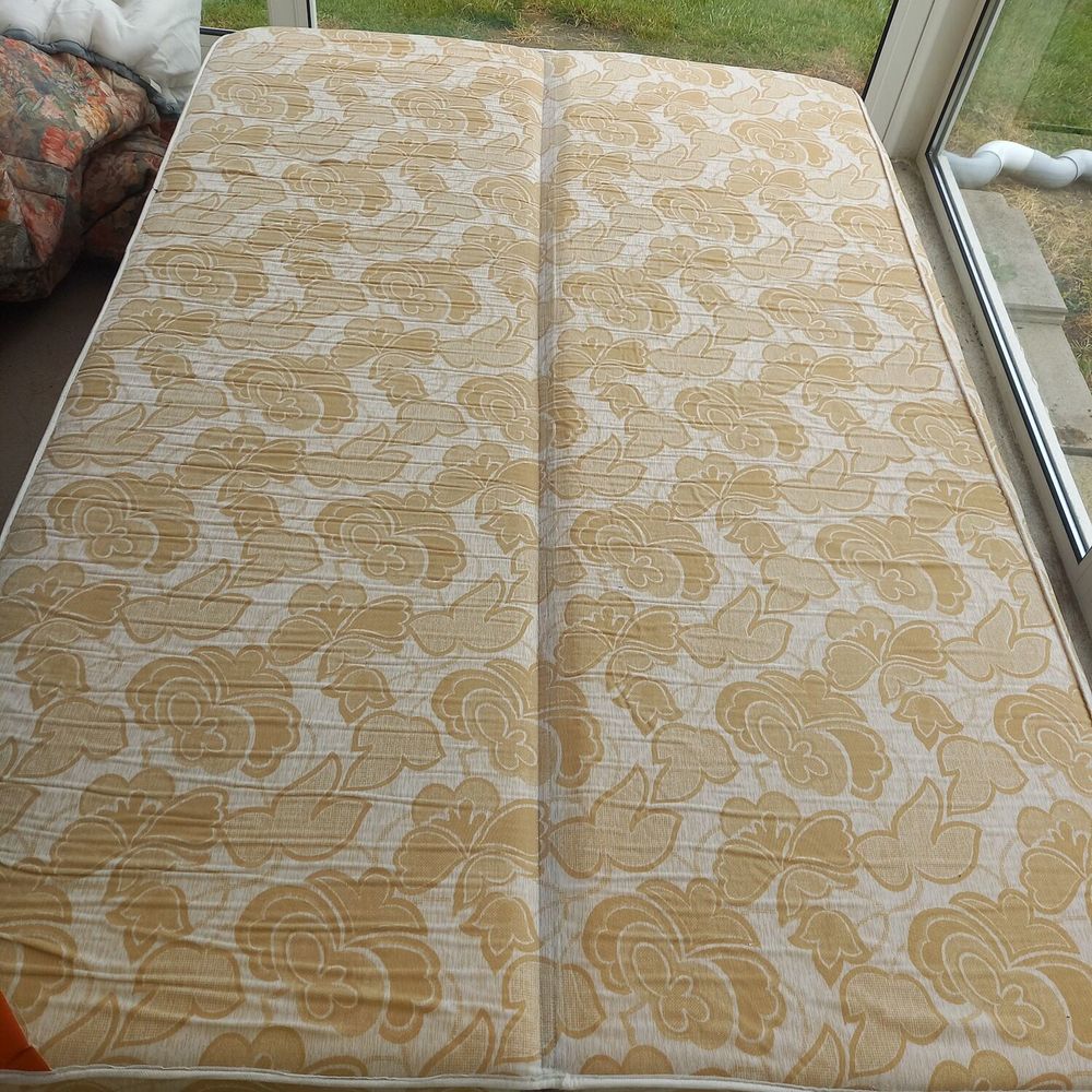 Canap&eacute; lit tissu .tr&egrave;s bon matelas Meubles