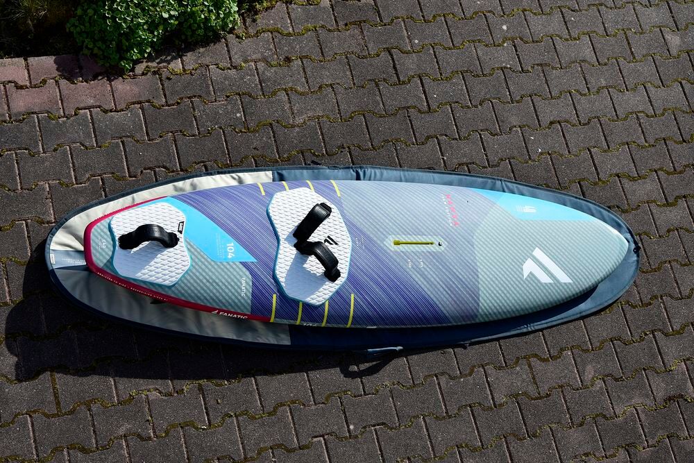PLanche &agrave; Voile FreeWaveFanaticMAMBA104L Neuve avec housse Sports