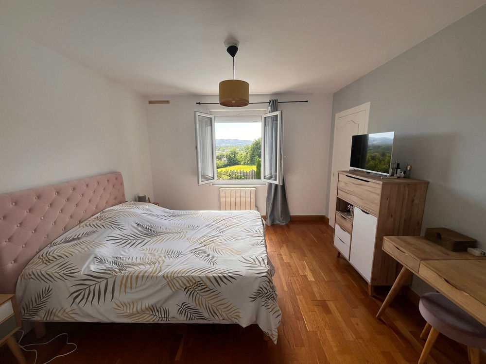 Vente Maison Maison familiale de caractère avec vue dégagée, piscine et studio indépendant €
