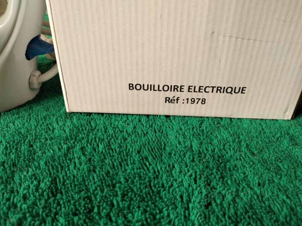 Bouilloire blanche &eacute;lectrique Cuisine