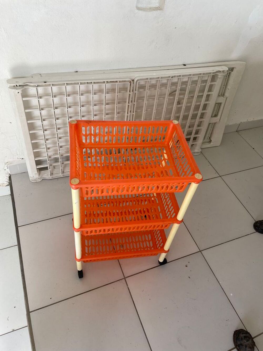 tables et chaises, donne diff&eacute;rentes affaires Meubles