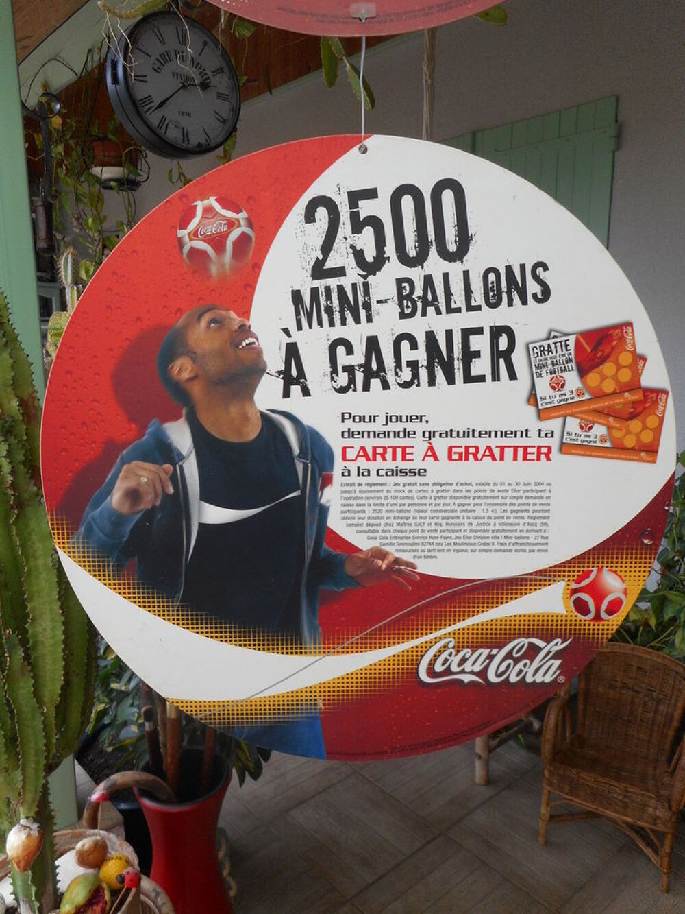 Mobile publicitaire coca cola en carton 