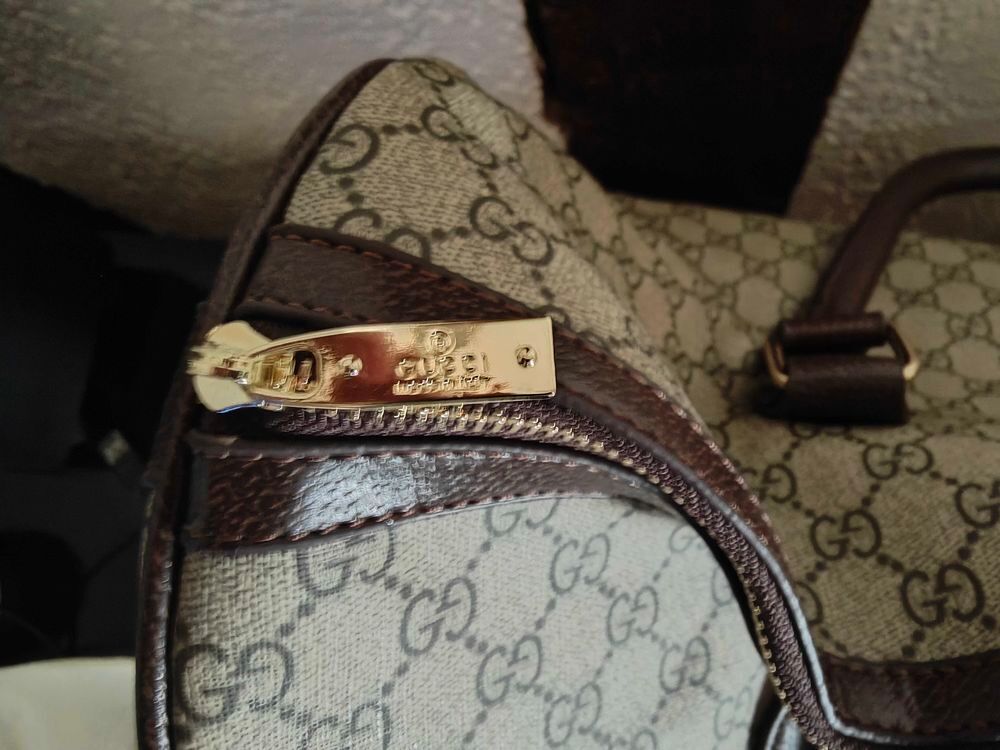 sac de voyage Gucci d'occasion mais en parfait &eacute;tat. Maroquinerie