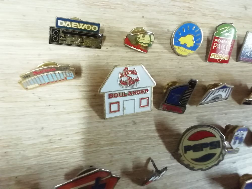 Lot de 46 PIN'S 
