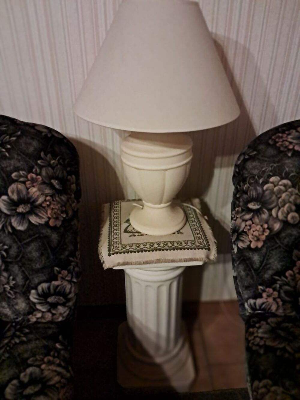Lampe de salon sur colonne en c&eacute;ramique Meubles