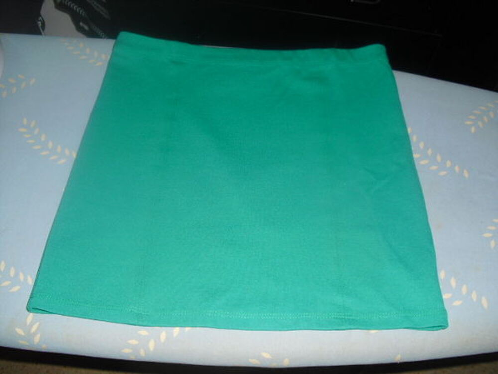 JUPE TUYEAU VERTE NEUVE TAILLE M Vêtements