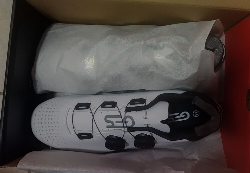 Chaussures de v&eacute;lo neuves taille 44 d'une valeur de 105€ Sports