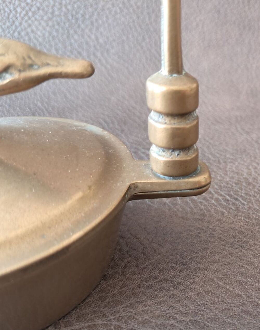 lampe &agrave; huile en laiton surmont&eacute;e d'un oiseau 
Décoration