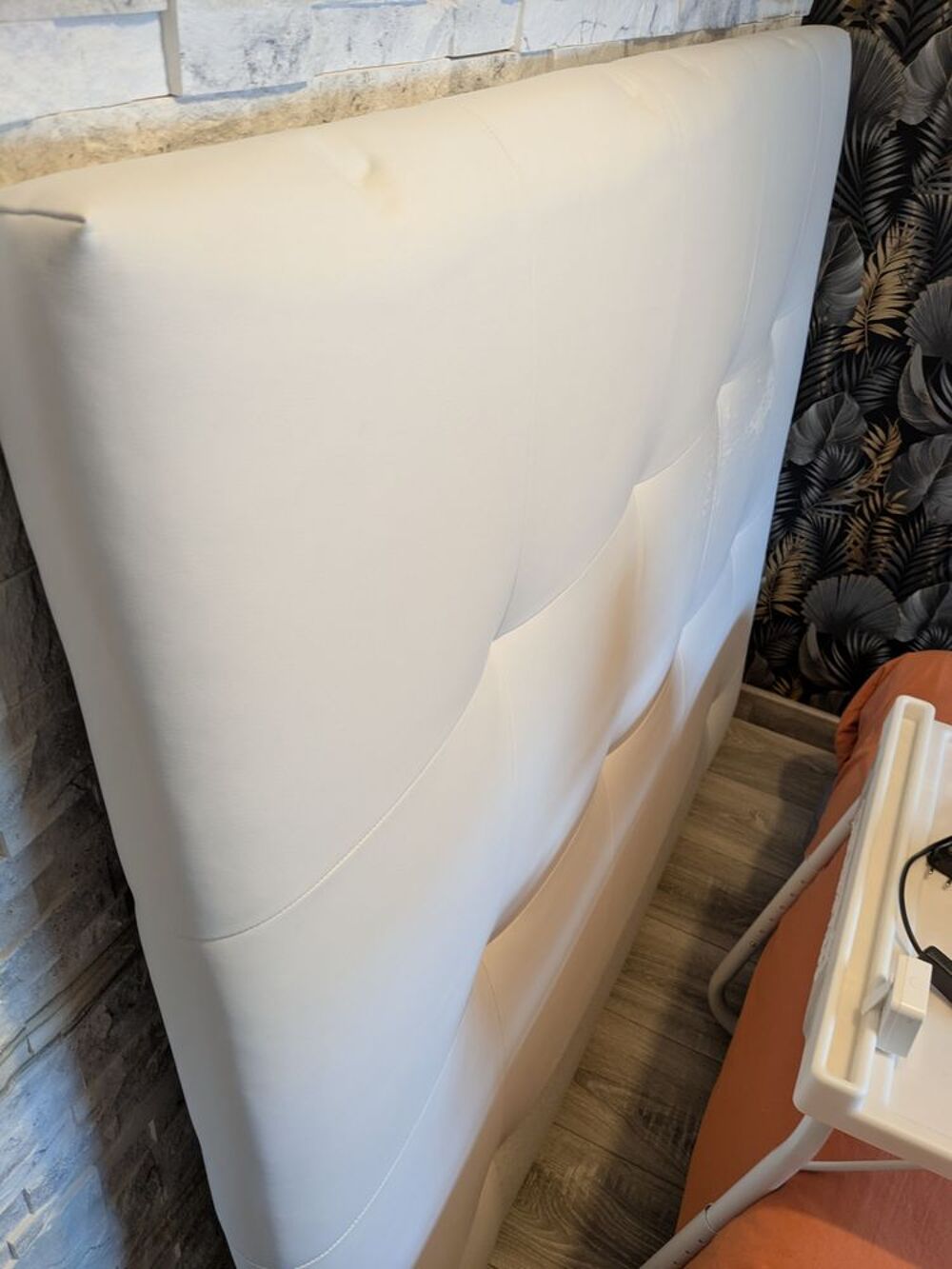 T&ecirc;te lit capitonn&eacute;e couleur blanc pour lit 140cms Meubles