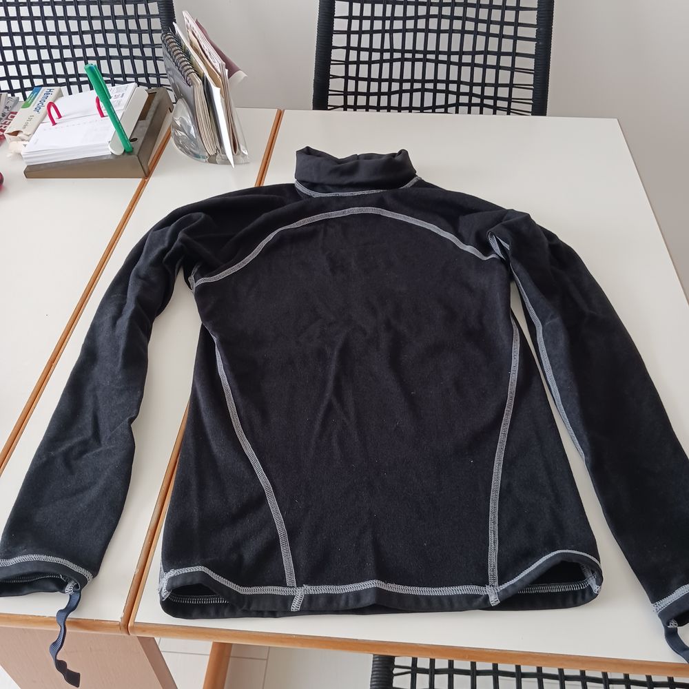 V&ecirc;tement noir D&eacute;cathlon pour natation. Vêtements
