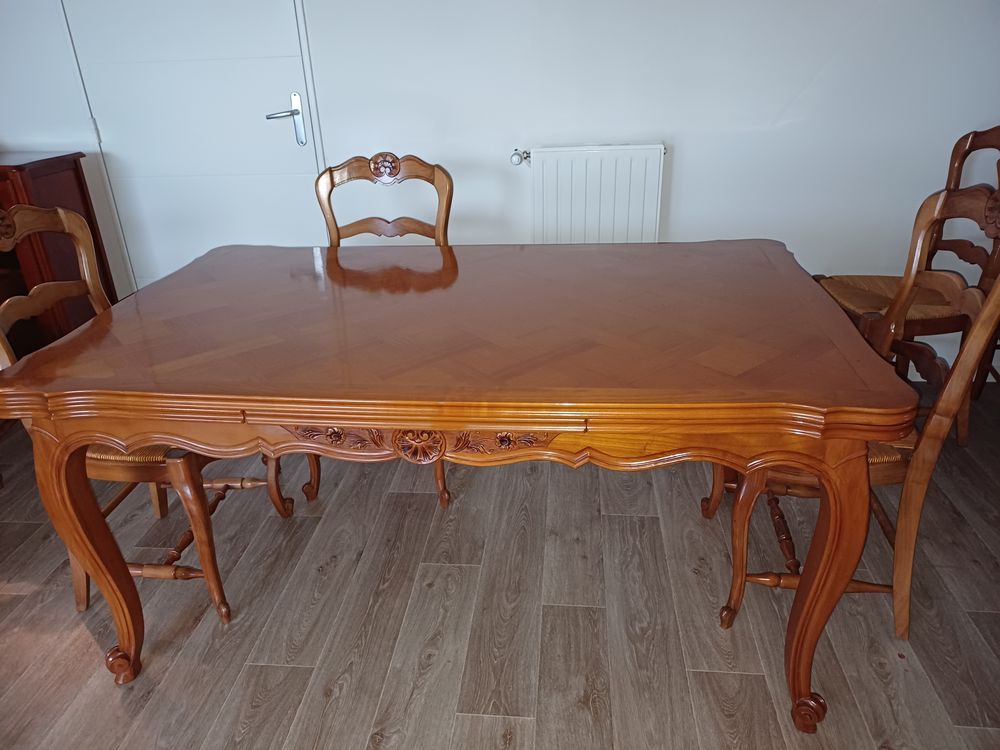 Table en bois massif et chaises Meubles