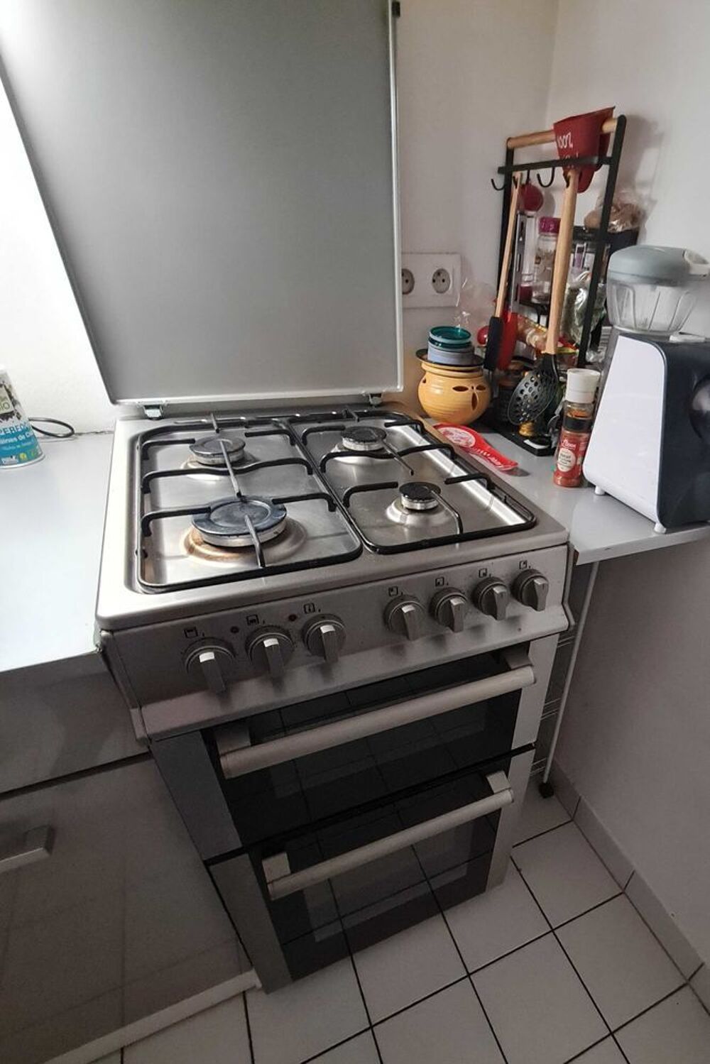 Gazini&egrave;re grise 4 feux, 2 fours &eacute;lectriques, bon &eacute;tat. Electroménager