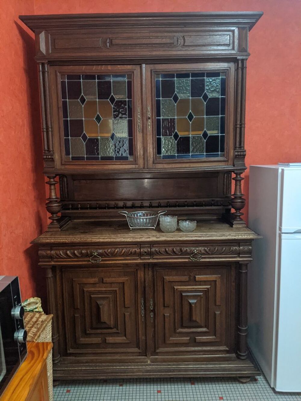 Bahut ancien - bois massif avec colonnes et vitraux Meubles