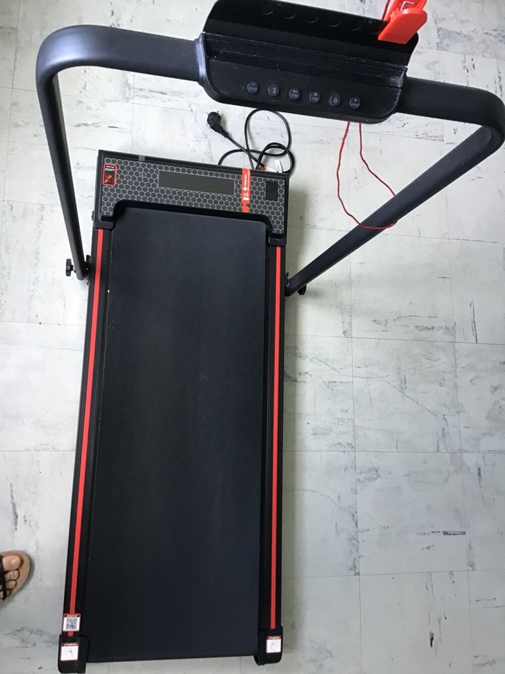 Tapis de Course Noir avec D&eacute;tails Rouges Sports