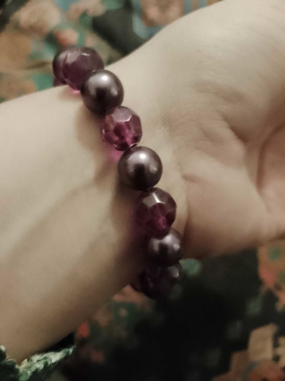 bracelet &eacute;lastique perles en plastique noires/violettes translucides enfants. Bijoux et montres