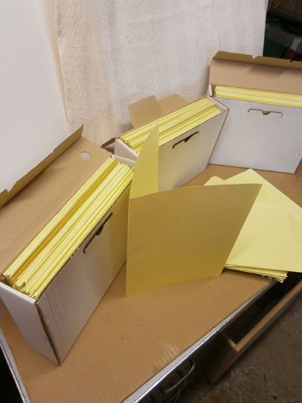 Chemises jaune de classement pour bureaux et collections Décoration