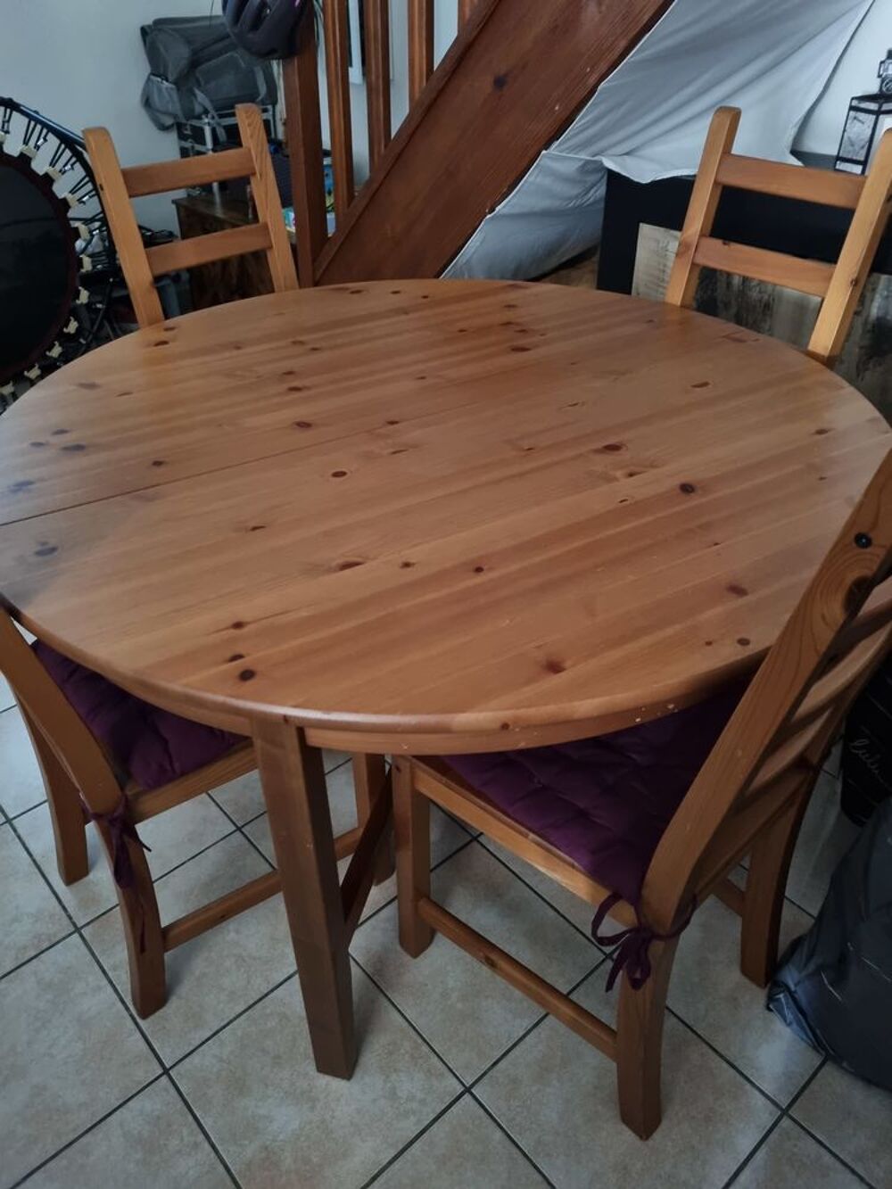 Table de salle &agrave; manger et 4 chaises Meubles