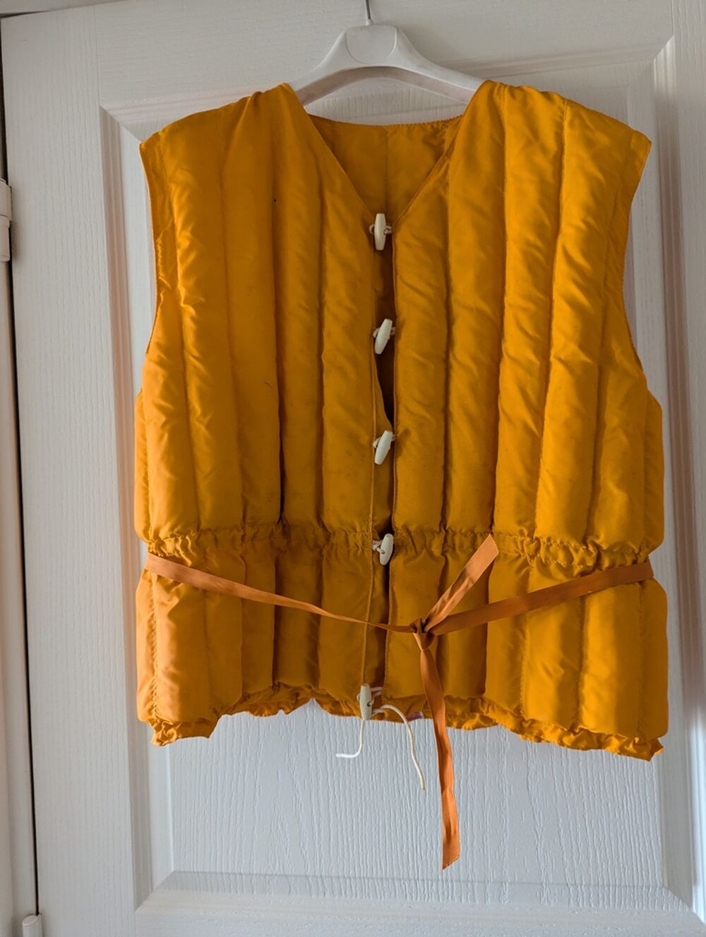 Gilet matelass&eacute; orange sans manches de marque plein ciel. Sports