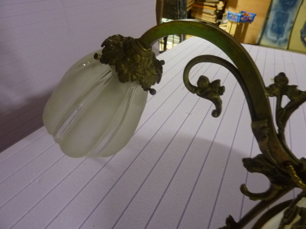 lustre en bronze electrifi&eacute; en bonne &eacute;tat Décoration