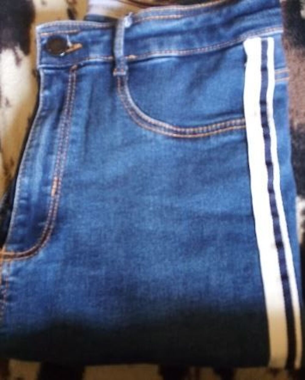 Jeans avec bande blanche sur chaque c&ocirc;t&eacute; Vêtements