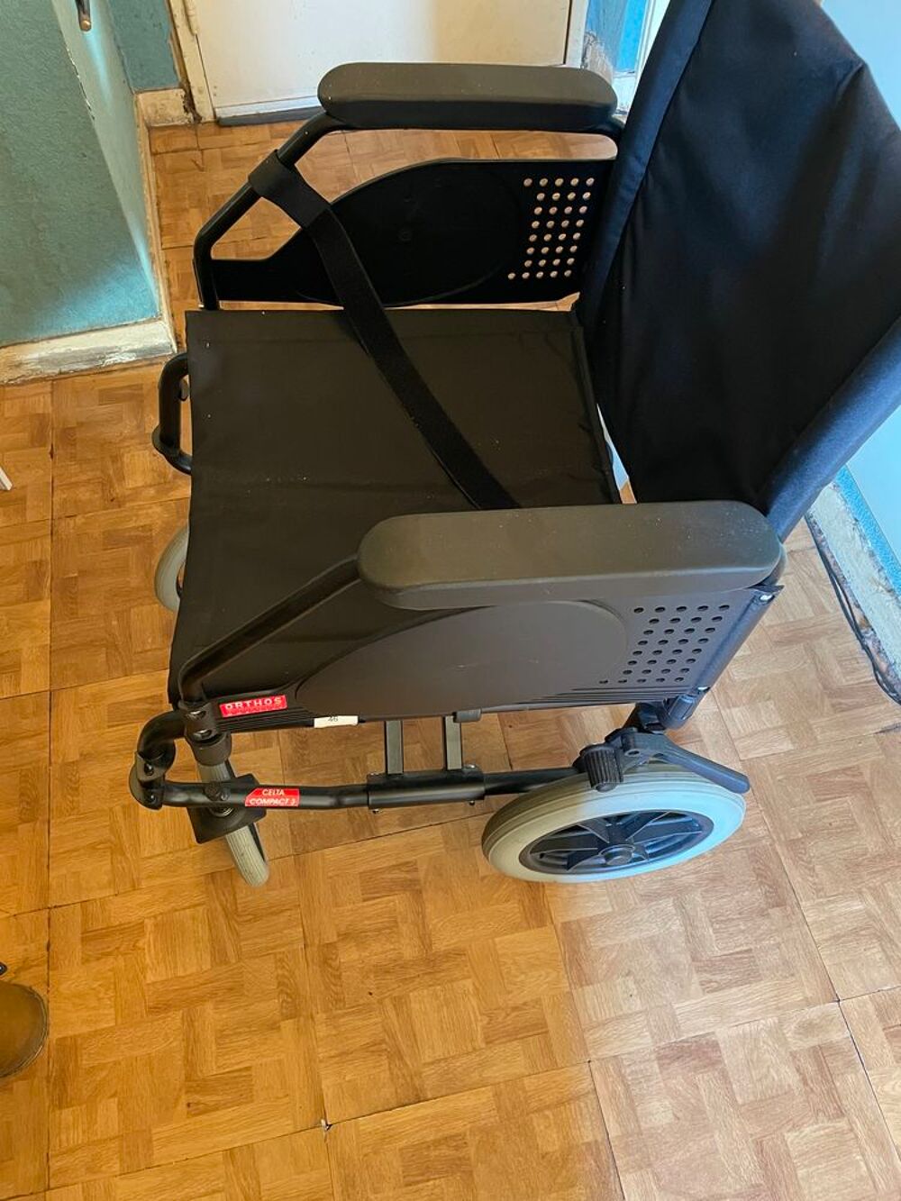 Fauteuil roulant noir confortable avec sangles Meubles