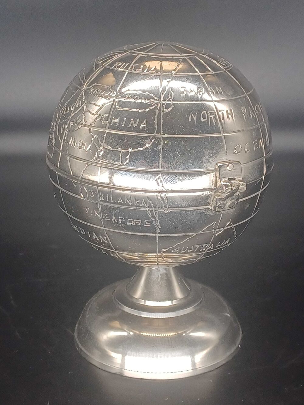 Cendrier Ancien de forme globe terrestre en m&eacute;tal argent&eacute; vdsa Décoration