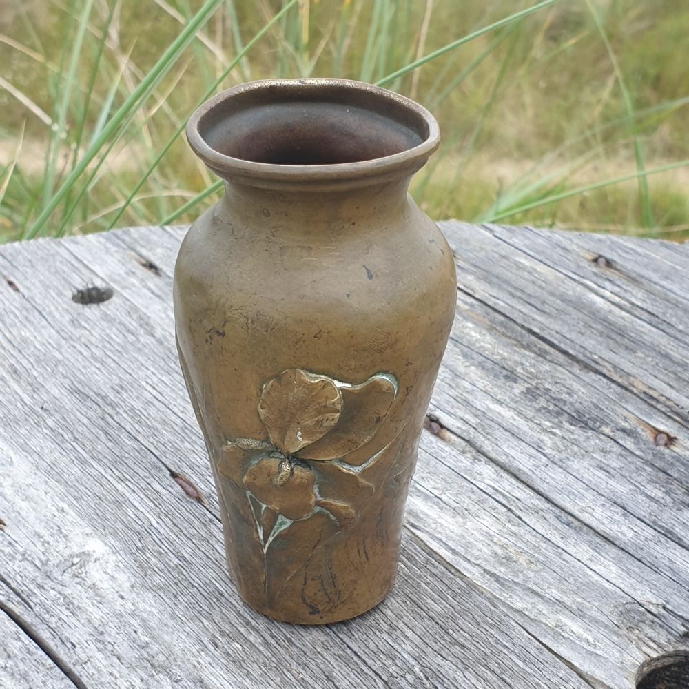 Petit vase en laiton Motif floral en relief ancien Style art Décoration