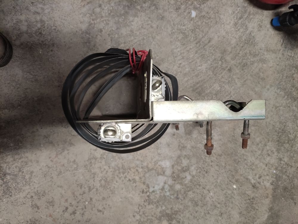 Fixation pour parabole ou une antenne murale et chemin&eacute;e Bricolage