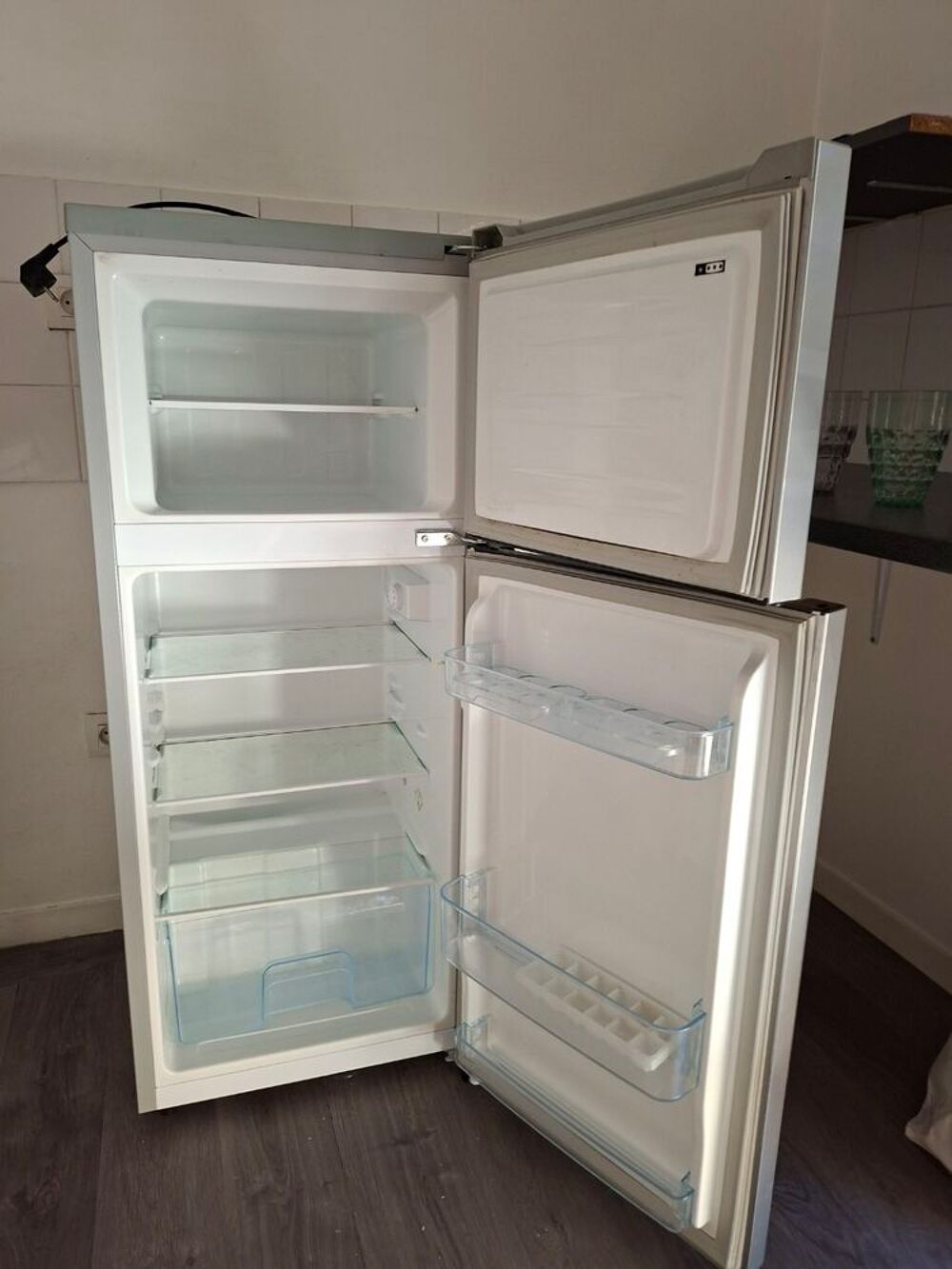 Frigidaire Hisense avec partie cong&eacute;lateur Electroménager