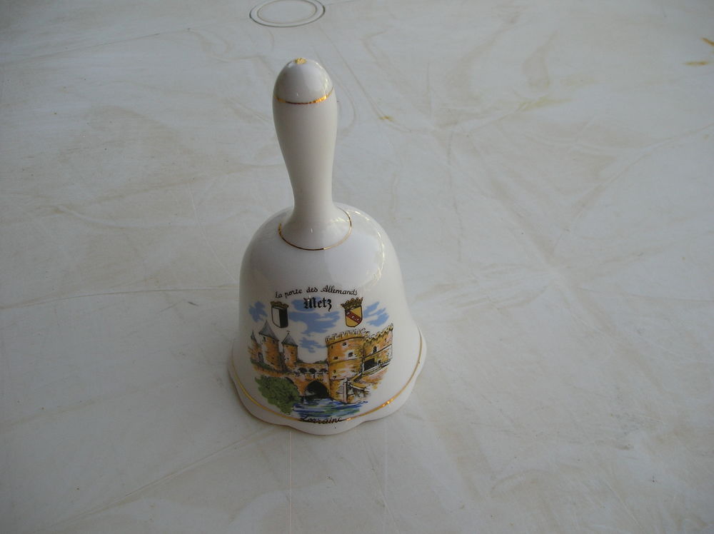 Cloche de table en porcelaine ? neuve
Décoration