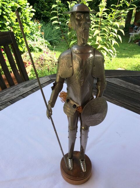 Statuette Don Quichotte mtal cuir tissu sur socle bois rond 25 Gif-sur-Yvette (91)