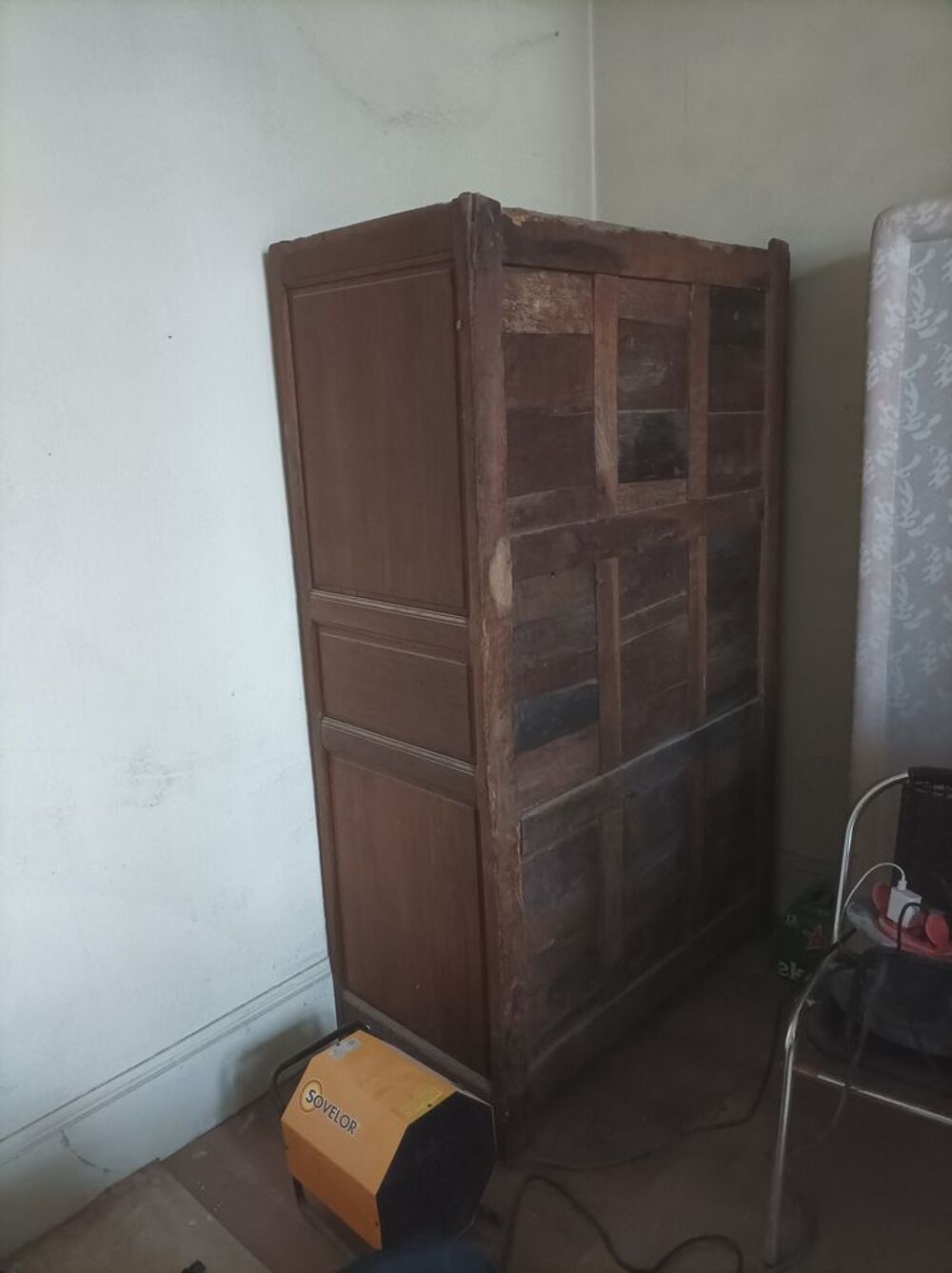une armoire ancienne. Meubles