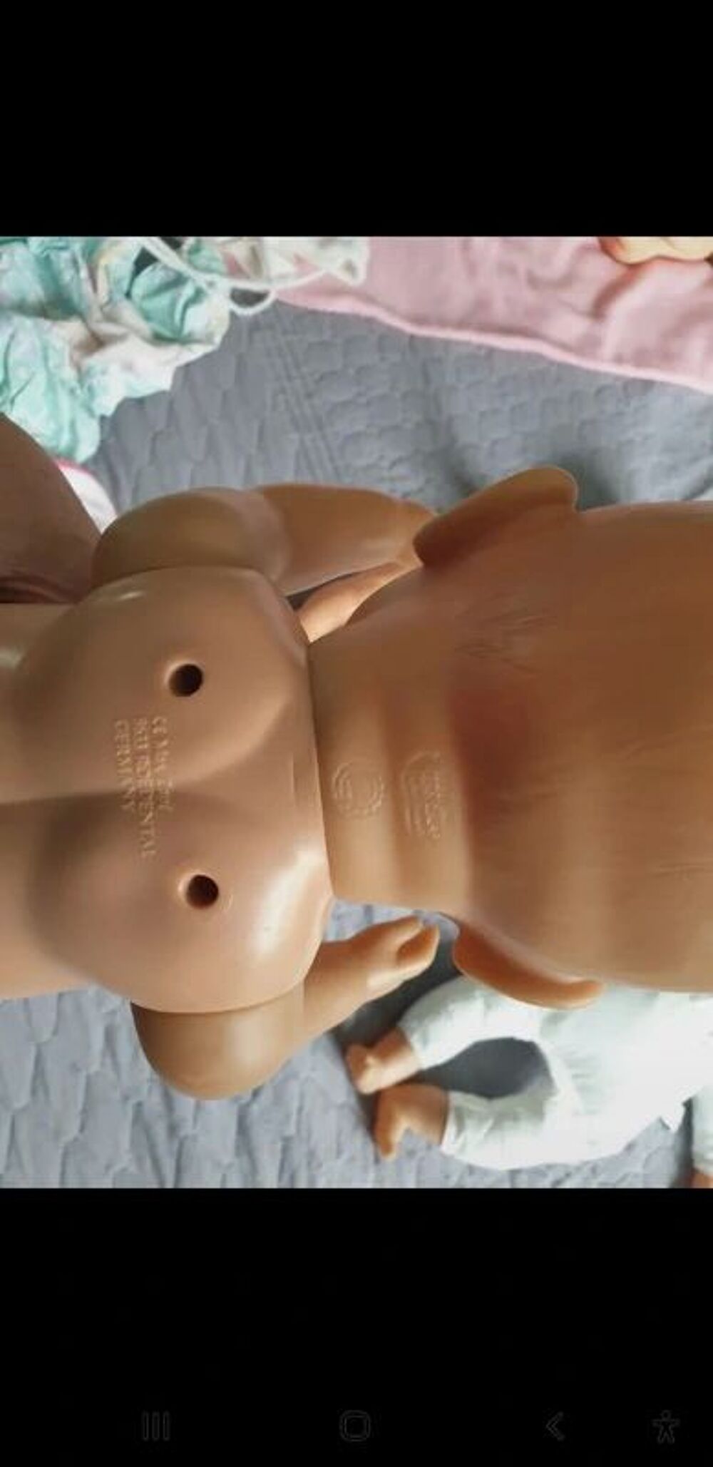 3 poupons et leurs v&ecirc;tements
Jeux / jouets