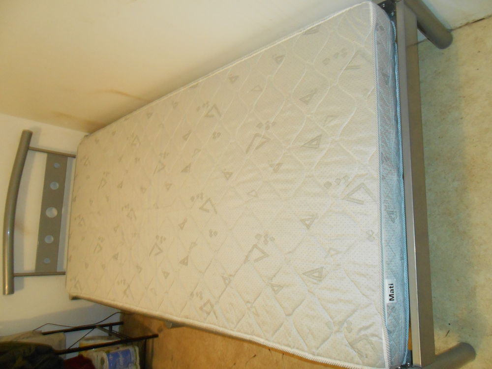 Lit avec son matelas 90 x 190 Meubles