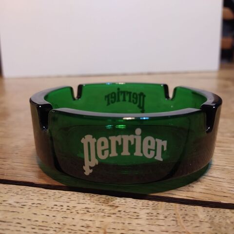 cendrier Neuf de couleur verte 5 Laon (02)