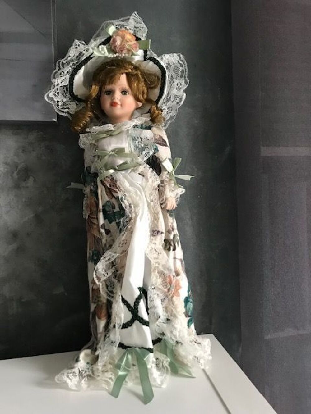 Poup&eacute;e de Collection Porcelaine Doll 