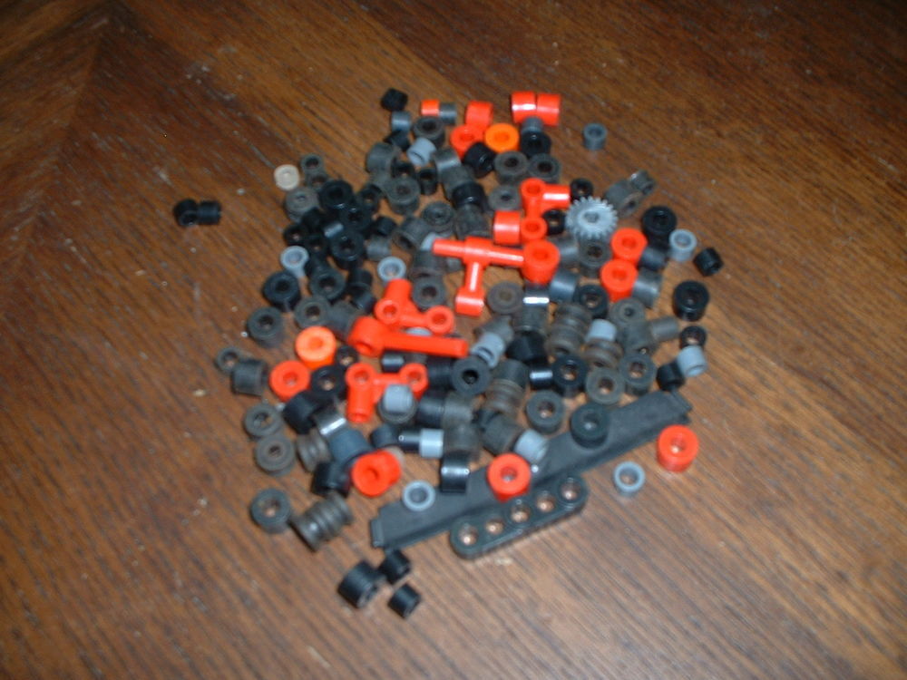 Pi&egrave;ces d&eacute;tach&eacute;es pour v&eacute;hicules t&eacute;l&eacute;command&eacute;s M&eacute;cano. Jeux / jouets