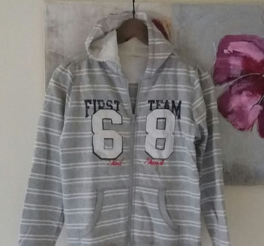 Veste grise ray&eacute;e &agrave; capuche zip - veste de d&eacute;tente T 36 - 38 Vêtements