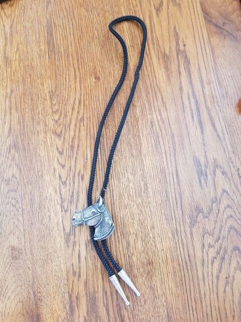 Cravate r�glable tete de cheval neuve 71 cm 5 e 5 Viriat (01)