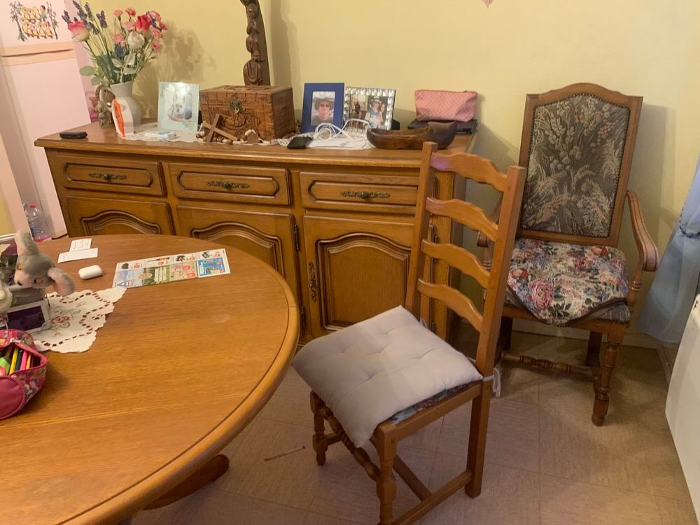Table et chaise et buffet Meubles