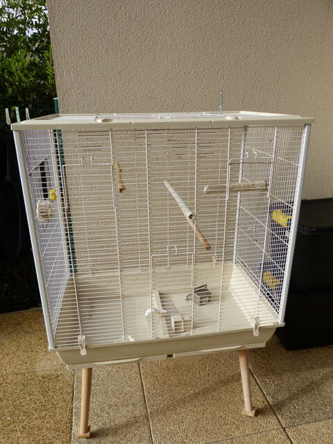 Cage oiseaux sur pieds blanche, tr�s bon �tat.
60 Avrill� (49)