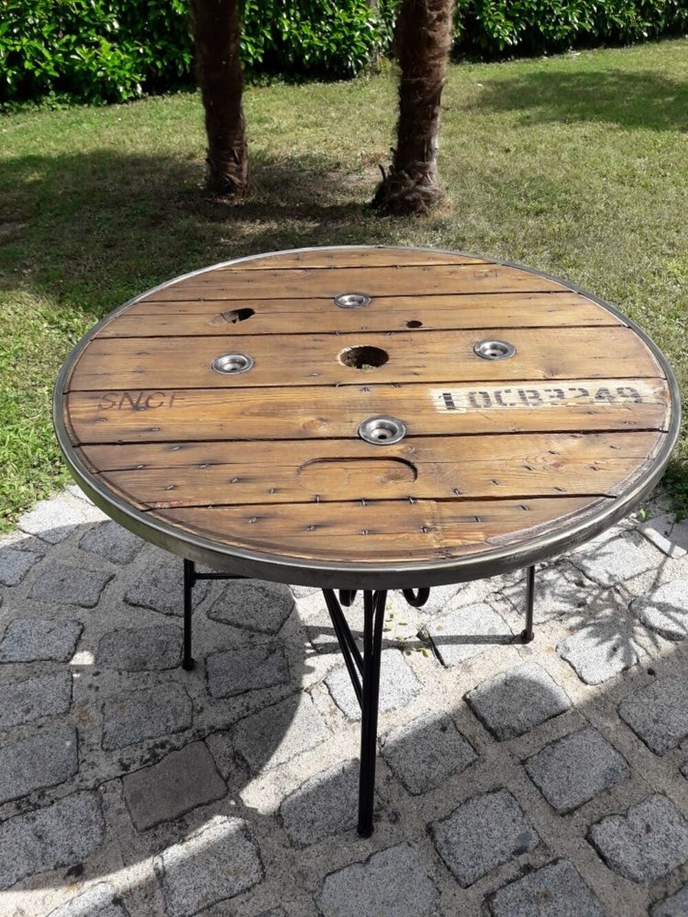 Table fer forg&eacute; et plateau touret 
avec cerclage Meubles