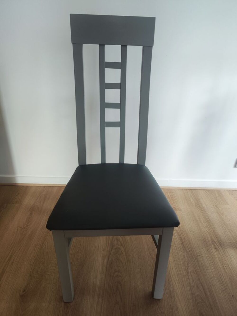 Lot de 6 chaises grises
A r&eacute;cup&eacute;rer sur place. Meubles
