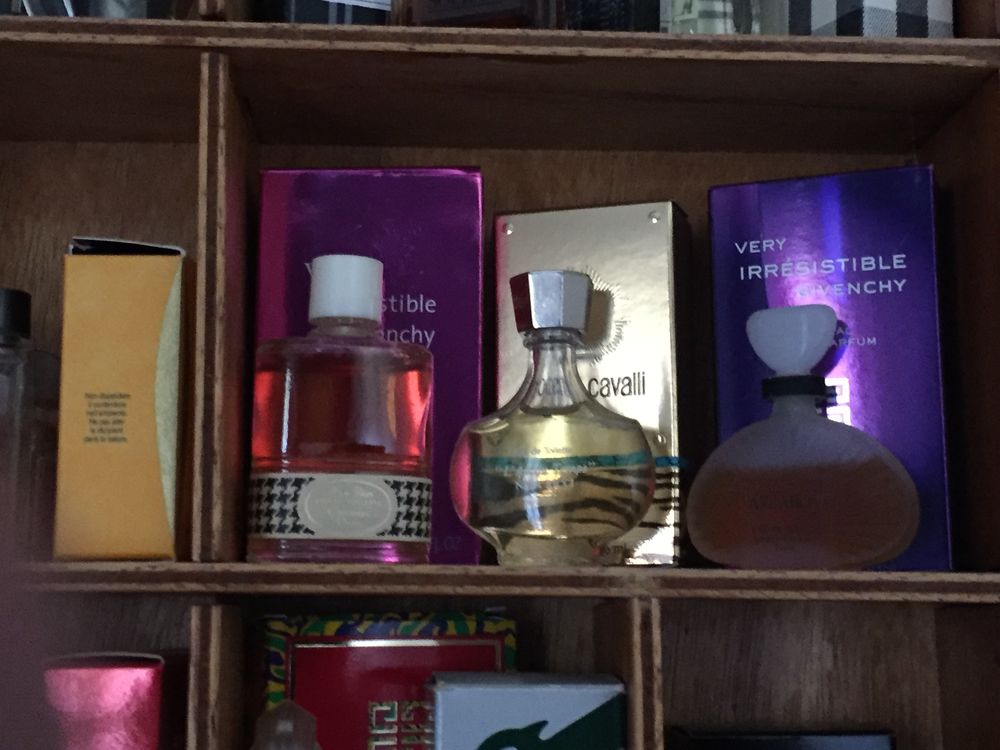 vitrine vendu avec &eacute;chantillons de parfums 