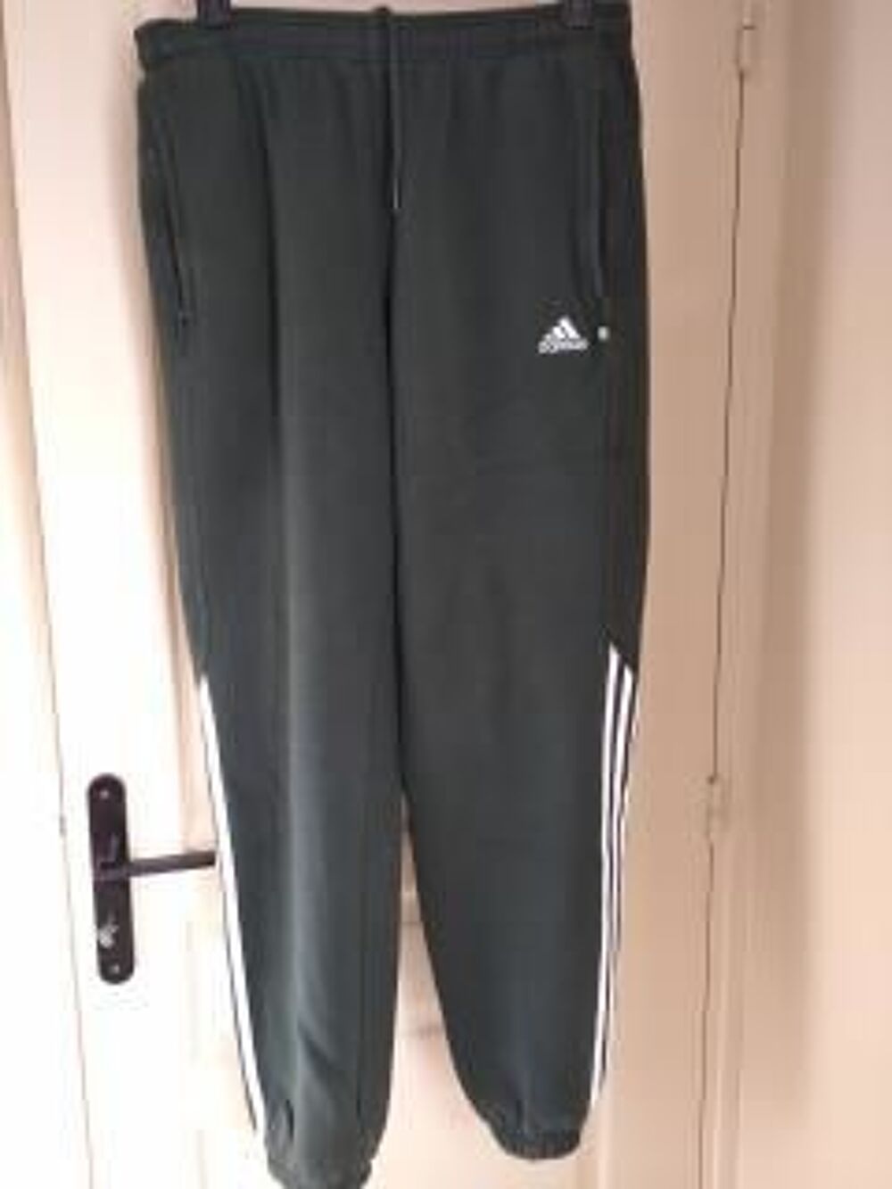 5 pantalons de surv&ecirc;tements Adidas neuf jamais portes Vêtements