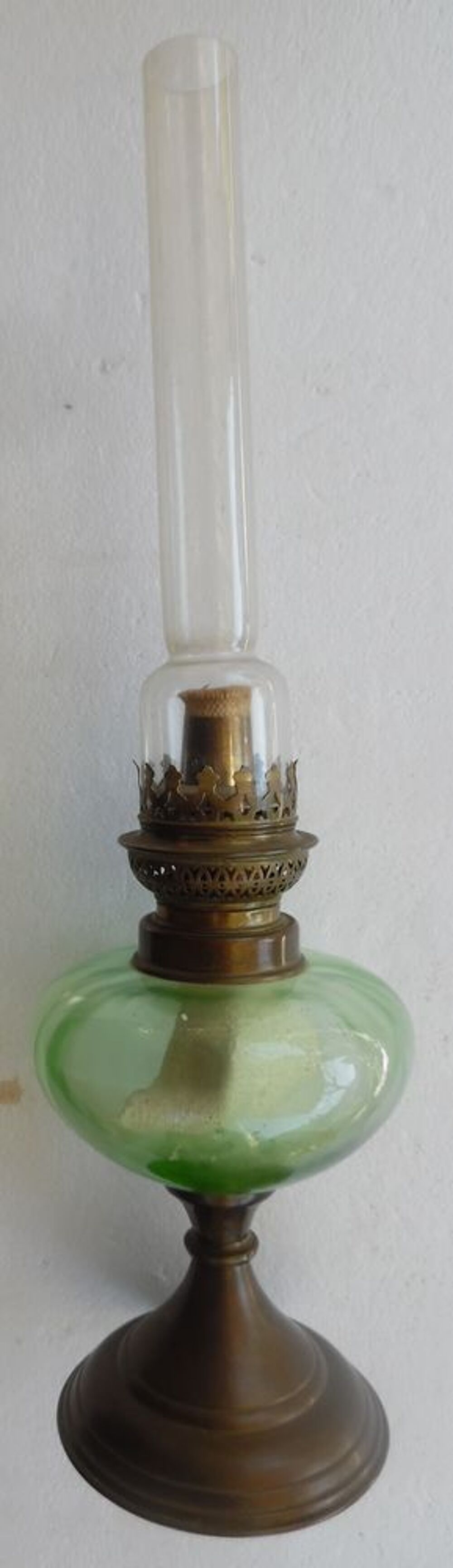 Jolie lampe &agrave; p&eacute;trole en laiton,r&eacute;servoir en verre ans 50 Décoration