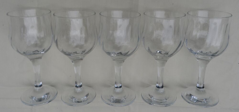5 verres &agrave; pieds
Hauteur 16 cm - Vintages - Neufs Cuisine